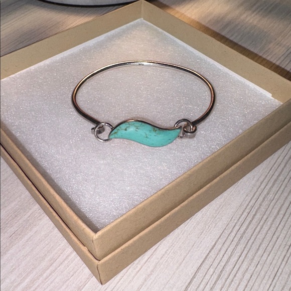 Vintage Native Sterling Silver/ Turquoise Hinged clasp bracelet marked 925 - Picture 4 of 9